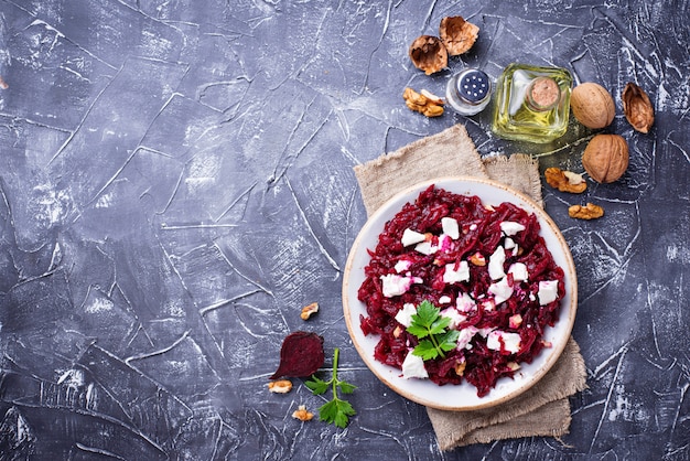 Gezonde bietensalade met feta en walnoten