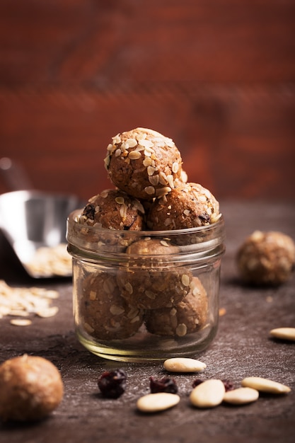 Gezonde biologische energie granola bolletjes met noten, cacao, haver en rozijnen - vegetarische zoete hapjes zonder suiker