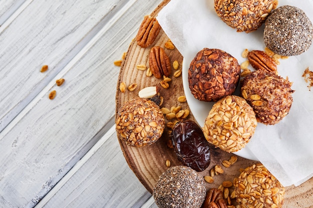 Gezonde biologische energieballetjes met muesli, noten, cacao, chia en honing