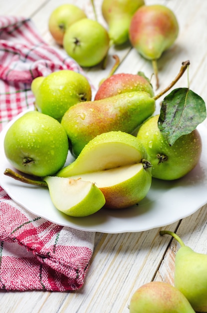 Gezonde biologische peren in witte plaat.