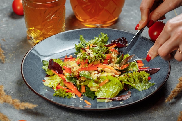 Gezonde biologische verse salade met tomaten, paprika en kip masala gegrilde kipfilet en fre