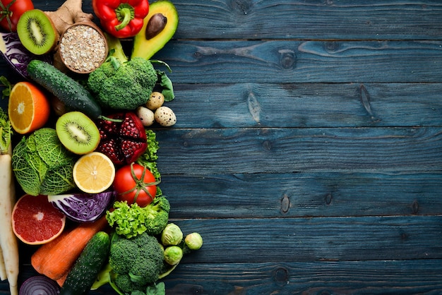 Foto gezonde biologische voeding op een blauwe houten achtergrond groenten en fruit bovenaanzicht gratis kopieerruimte