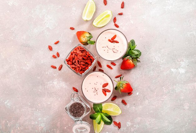 Gezonde blended drink Biologische vegan non-zuivel smoothie met chiazaden van aardbei en gojibessen