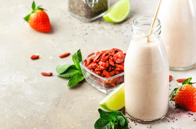 Gezonde blended superfooddrank Biologische dieetsmoothie met chiazaden van aardbei en gojibessen