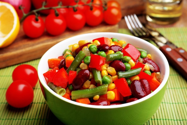 Gezonde bonensalade op tafel