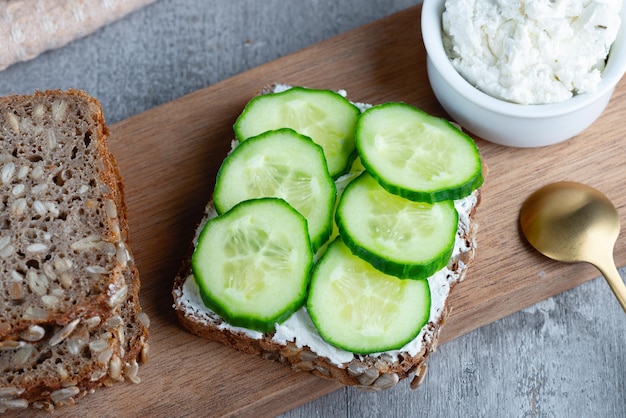 Gezonde boterham met witte kwark en komkommer