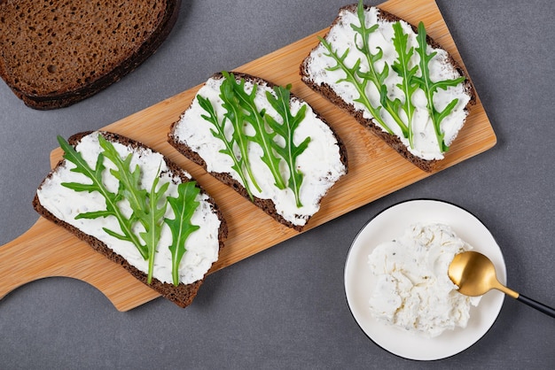 Gezonde boterham met witte kwark en rucola