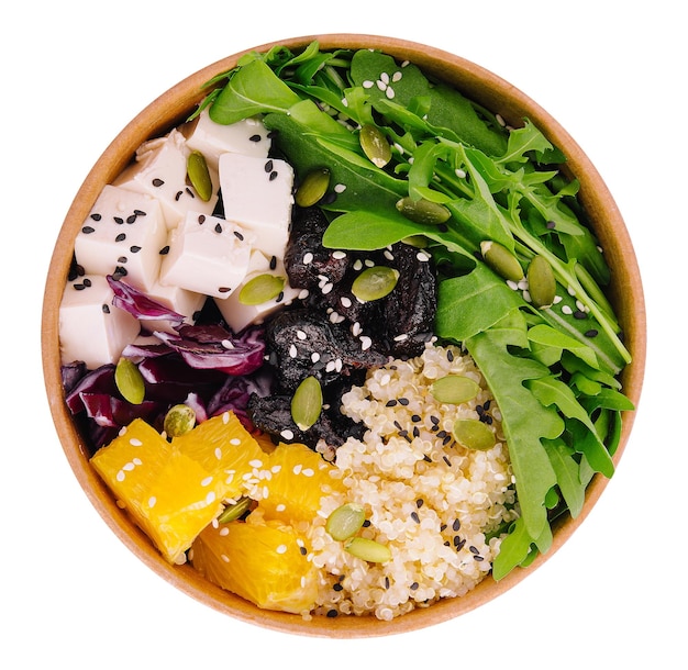 Gezonde buddha bowl met quinoa rucola feta kaas en fruit