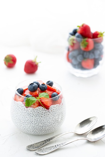 Gezonde Chiapudding met Kokosmelk Aardbeien Chia Zaden Bosbessen in een Glas