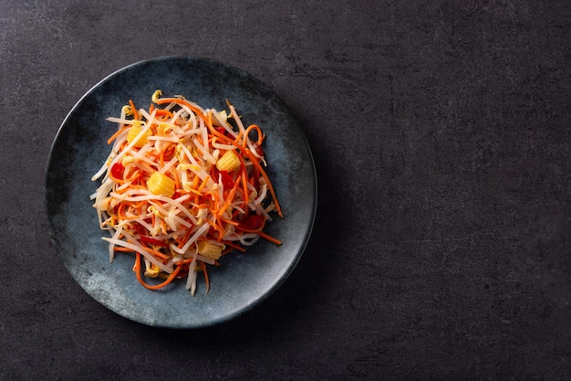 Gezonde chinese koolsalade op zwarte leiachtergrond