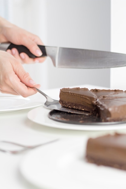 Gezonde chocolade en cake op witte achtergrond