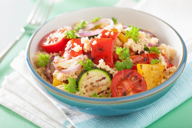 Gezonde couscous salade met gegrilde courgette ui