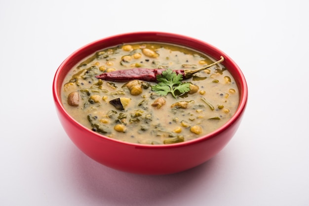 Gezonde Dal Palak of gele Toor Spinazie Daal recept ook bekend als Patal Bhaji in India, geserveerd in een kom