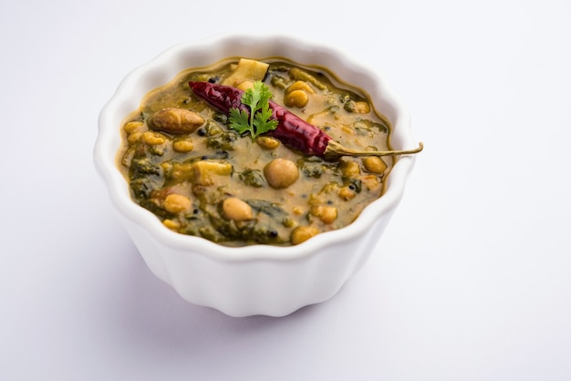 Gezonde Dal Palak of gele Toor Spinazie Daal recept ook bekend als Patal Bhaji in India, geserveerd in een kom