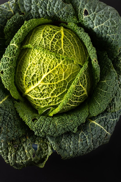 Foto gezonde de close-up organische groene savooiekool van het voedselconcept vers van de tuin