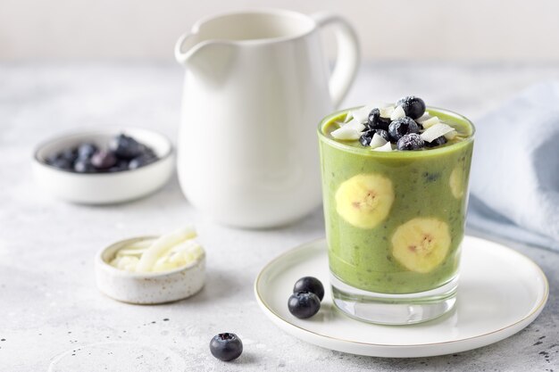 Gezonde detox chia pudding, gegarneerd met bosbessen, kokoschips. veganistisch ontbijt