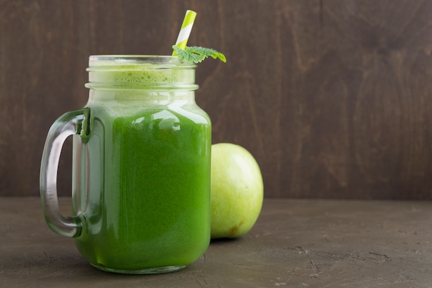 Gezonde detox groene smoothie in een metselaarkruik.