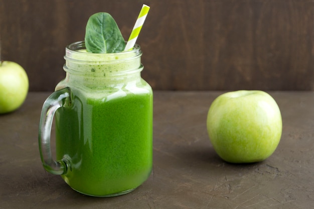 Gezonde detox groene smoothie in een metselaarkruik.