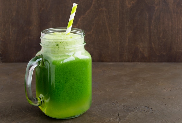 Gezonde detox groene smoothie in een metselaarkruik.