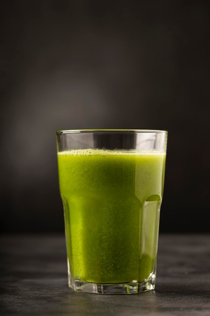 Foto gezonde detox-smoothie in glazen beker detoxdrank