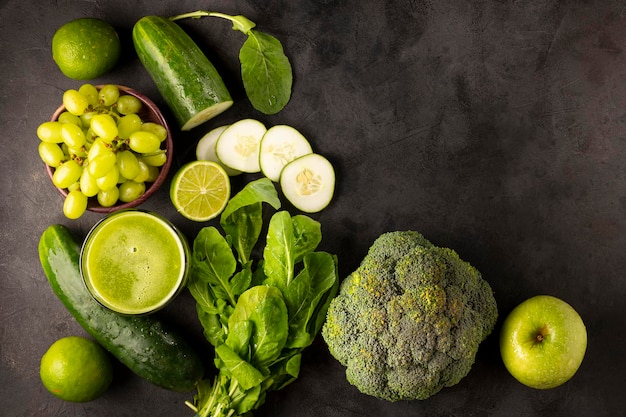 Gezonde detox-smoothie met komkommer, broccoli, groene appel, boerenkool en groene druiven Detoxdrank