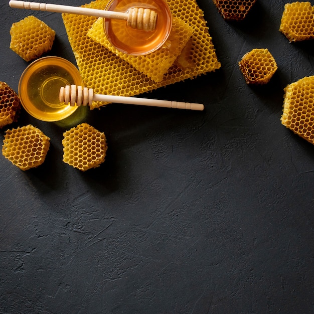 Gezonde dikke honing dompelen van de houten honinglepel, bijenproducten door concept van biologische natuurlijke ingrediënten.