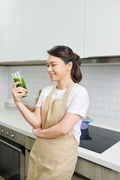 Gezonde drank. Glimlachend zwart meisje met glas, heerlijke detox-smoothie drinken, copyspace