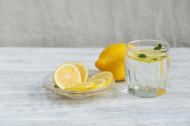 Gezonde dranken. Limonade met verse citroen op houten tafel