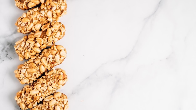 Gezonde eclairs met pinda's kopiëren ruimte rechts