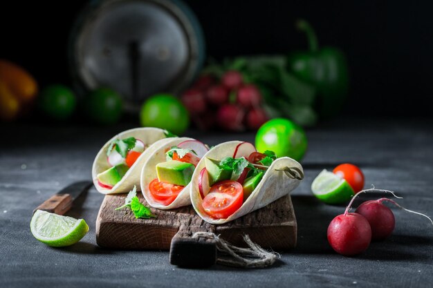 Gezonde en lekkere taco's met verse groenten en kruiden