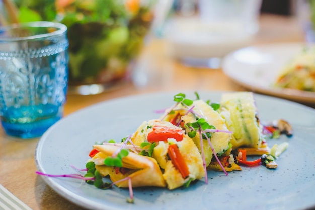 Gezonde en verse zelfgemaakte ei-omelet met kleurrijke groenten