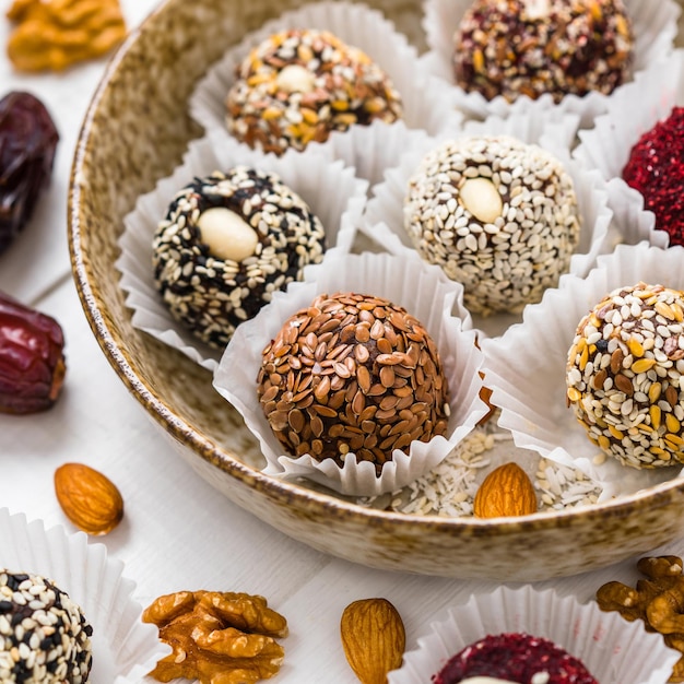 Gezonde energieballen gemaakt van gedroogd fruit en noten gezonde voeding