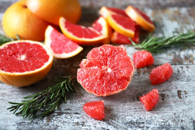 Gezonde fitness salade met spinazie en grapefruit.