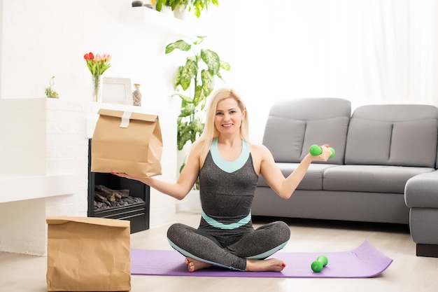 Gezonde food.woman naast leveringspakketten met gezond voedsel.