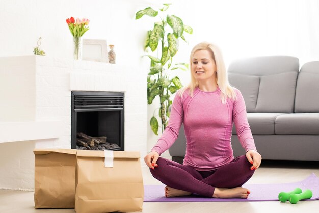 Gezonde food.woman naast leveringspakketten met gezond voedsel.