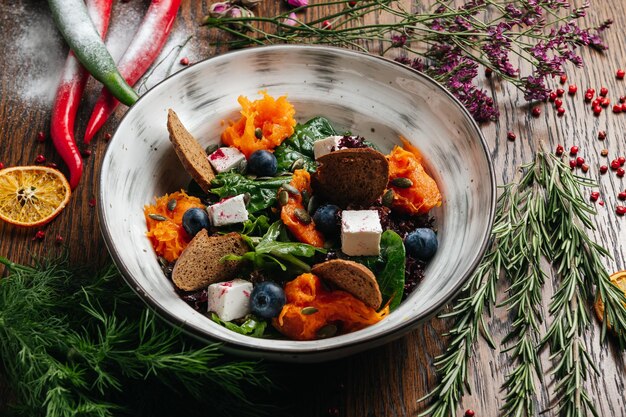 Gezonde frisse salade met pompoen en fetakaas