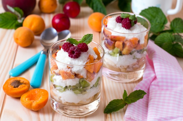 Gezonde fruitsalade in glazen