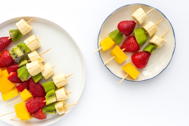 Gezonde geassorteerde fruitspiesjes van bovenaf