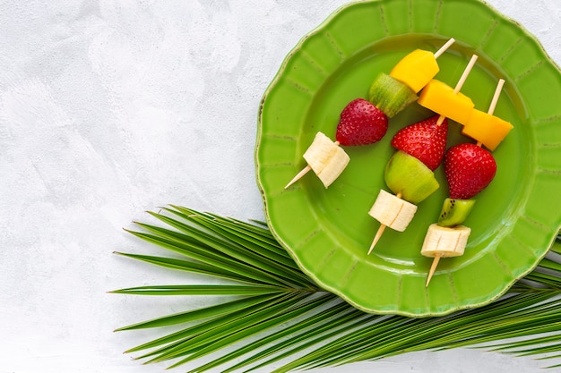 Gezonde geassorteerde fruitspiesjes van bovenaf