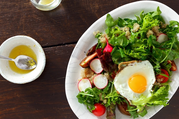 Gezonde gebraden de zomer bruine houten hoogste mening van de ontbijtzomer salade