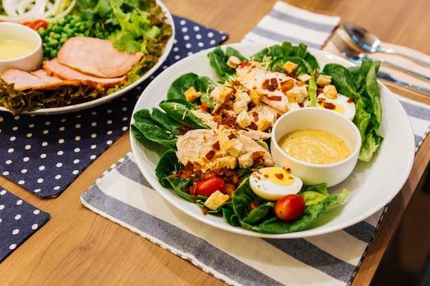 Gezonde gegrilde kip Caesar salade met kaas, croutons, groene eik, gekookt ei en Cris