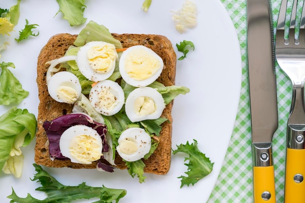 Gezonde gekookte kwarteleitjesandwich op witte plaat