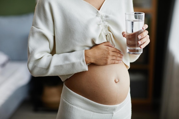 Gezonde gewoonte om elke ochtend water te drinken