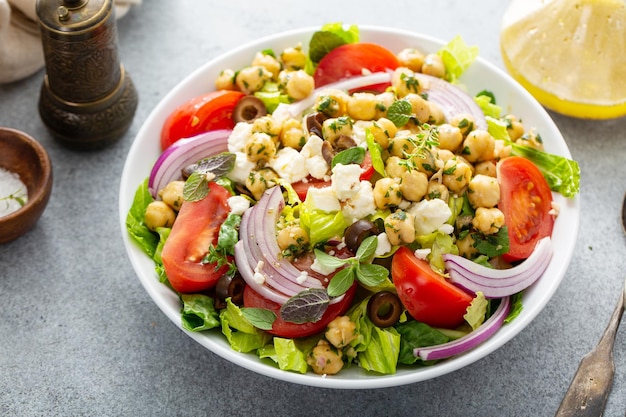 Gezonde Griekse lente salade met verse groenten en kikkererwten