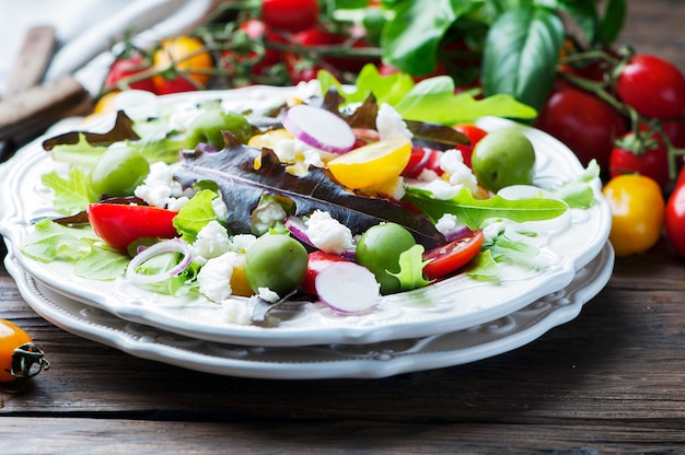 Gezonde Griekse salade met feta en olijven