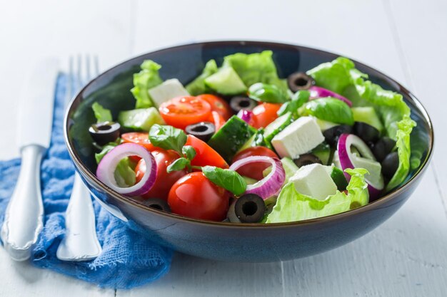 Gezonde Griekse salade met sla, cherrytomaatjes en fetakaas