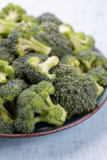 Gezonde groene biologische rauwe broccoliroosjes klaar om te koken