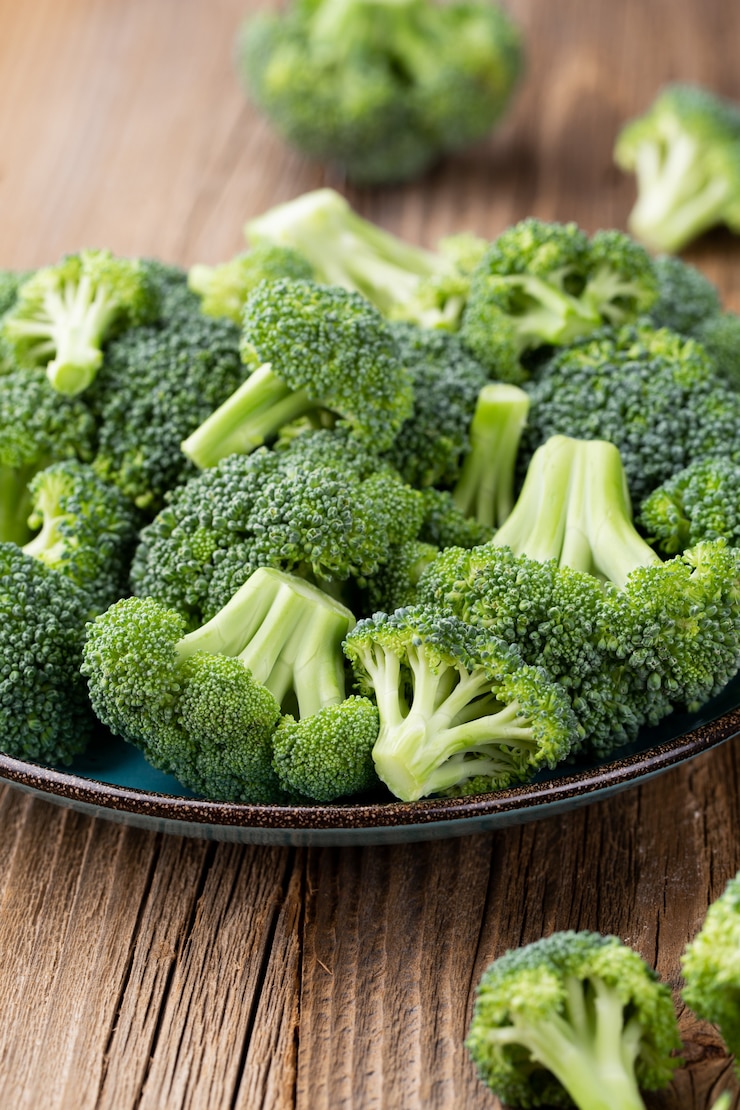 Foto gezonde groene biologische rauwe broccoliroosjes klaar om te koken