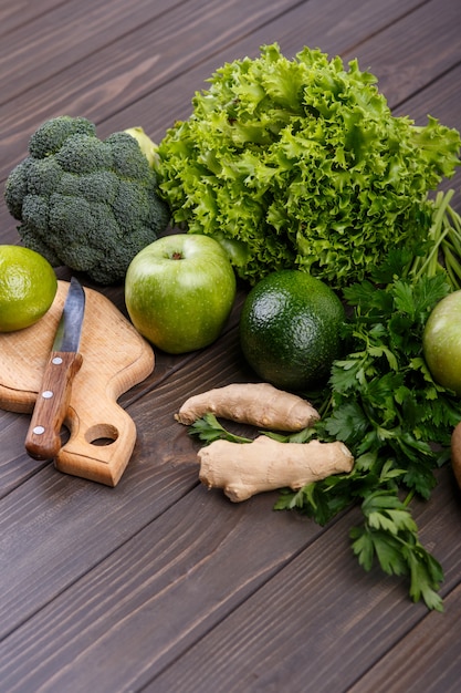 Foto gezonde groene groenten en fruit voor smoothie liggen op de tafel