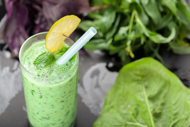 Gezonde groene groentesmoothie met appels, spinazie, komkommer